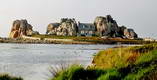 La maison entre les rochers et la lagune de Plougrescant (Castel Meur)