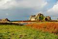 La maison entre les rochers et la lagune de Plougrescant (Castel Meur)