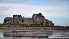 La maison entre les rochers et la lagune de Plougrescant (Castel Meur)