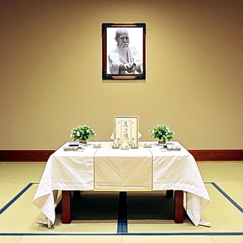 Table (souvent appelée An ou petite table d'autel)